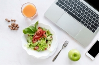 10 tipov, ako sa zdravo stravovať, keď pracujete z domu