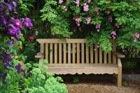 Ako využiť záhradnú lavicu? Nielen ako miesto na relax