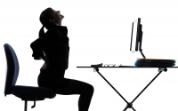 Fyzioterapeutka radí, koľko hodín by mali ľudia sedieť pri práci