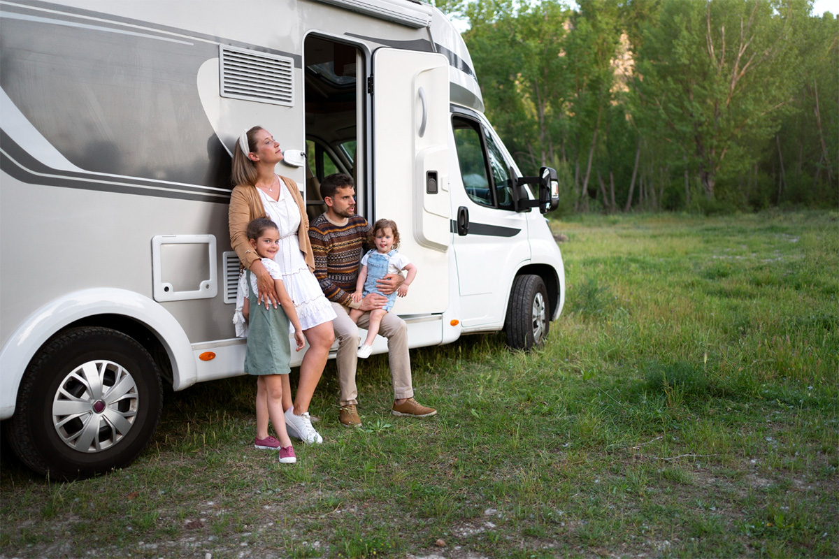 freepik_caravan_family_23