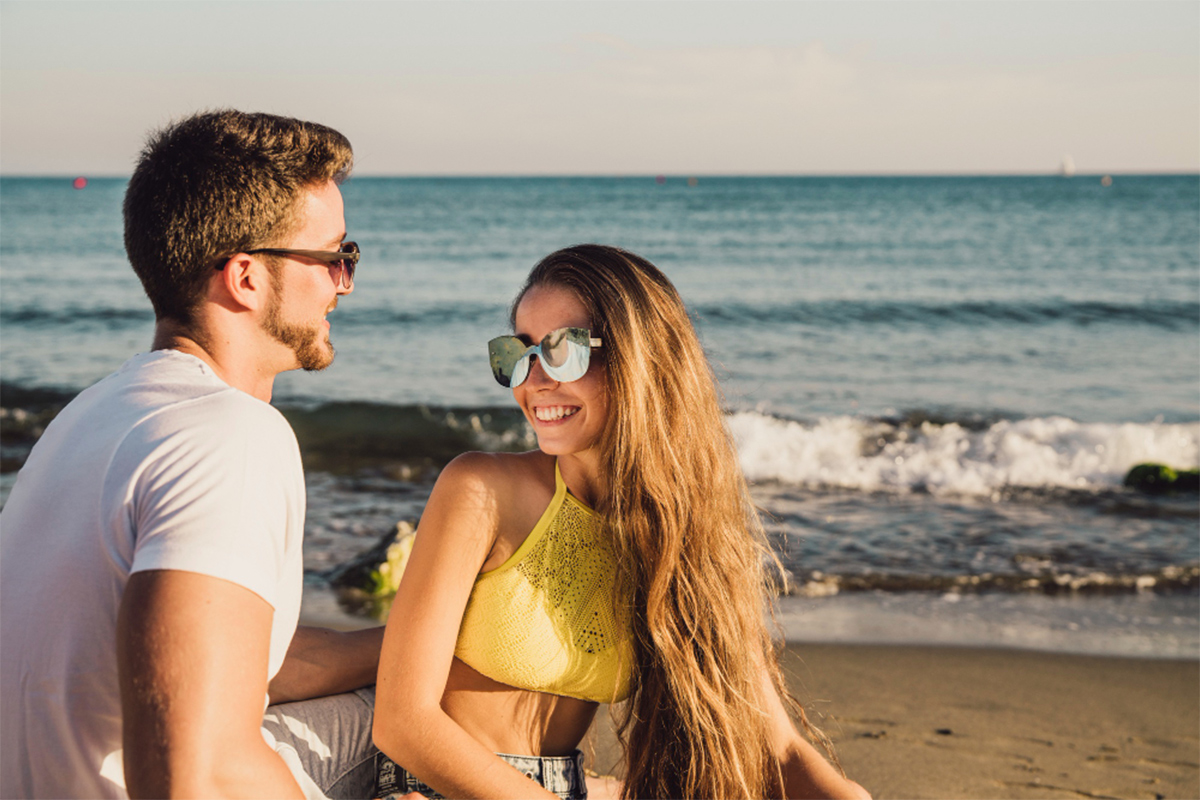 freepik_couple_on_beach