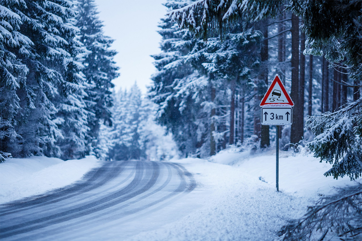 freepik_winter_road_car_skid26