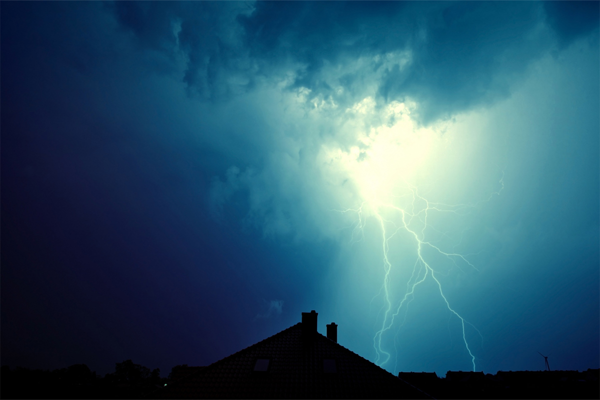 magnific_summer_storm_house