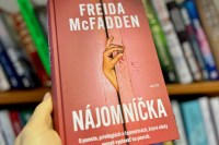 Freida McFadden opäť servíruje triler, ktorý vás dostane do pasce.