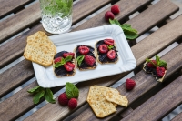 Párty chuťovky: Oblož si svoj kreker a namiešaj letný drink