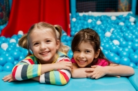 Aké sú bezpečnostné opatrenia v detských zábavných centrách?