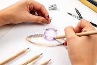 Trendové sú väčšie a zdobnejšie šperky. Klasikou zostáva biely diamant