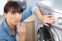 Ako sa prejavujú problémy s ohrievacím telesom práčky?