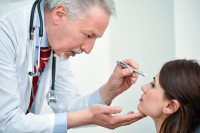 Letné nástrahy pre náš zrak: voda, slnko, hodiny za volantom aj zanedbaná prevencia