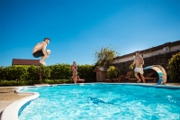 Pripravte váš bazén a jeho okolie na letnú sezónu