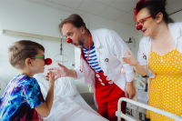 Červený nos hľadá zdravotných klaunov a klaunky